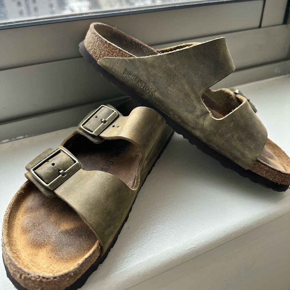 Birkenstock - Arizona Sandal with soft footbed and leather strap in army green